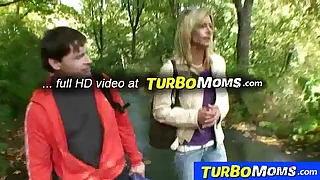 Threesome sex approximately park upon euro milf Klarisa Leone